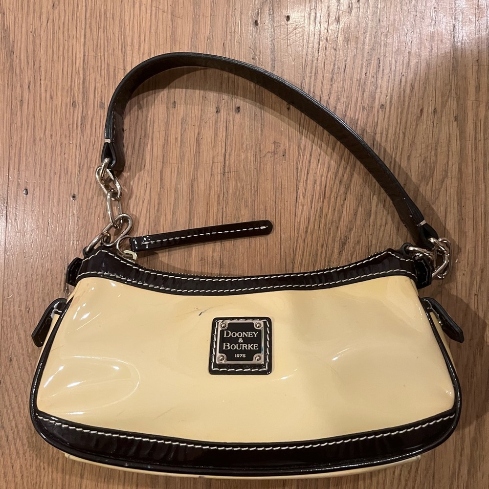 Small vintage purse.  9.5x4x5 by 2.25 depth inches.  Patent leather